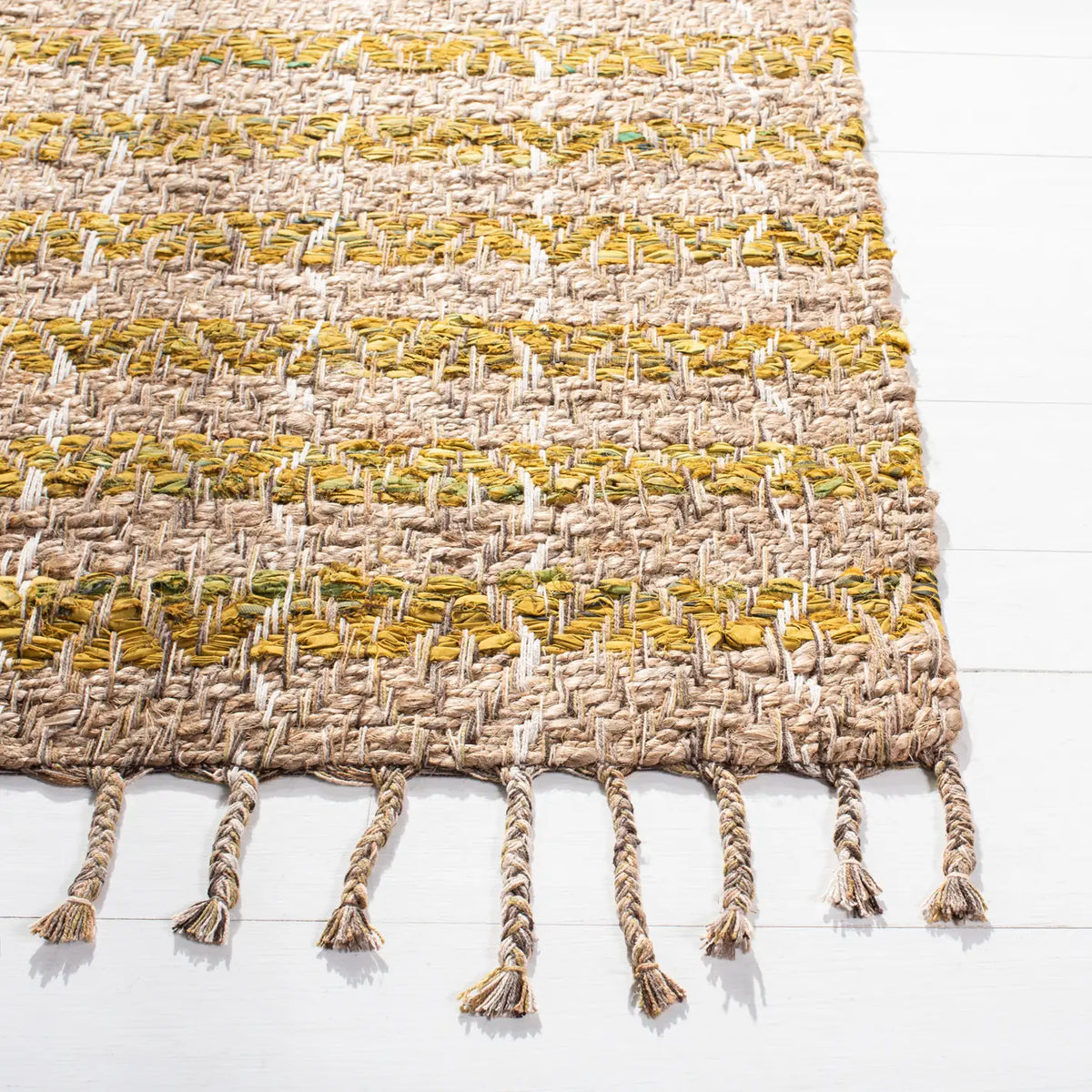 Safavieh Cape Cod 4'-0" x 6'-0" Rug in Gold / Natural