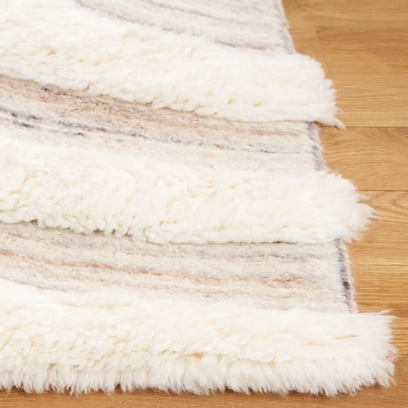 Safavieh Casablanca 4'-0" x 6'-0" Rug in Ivory / Beige