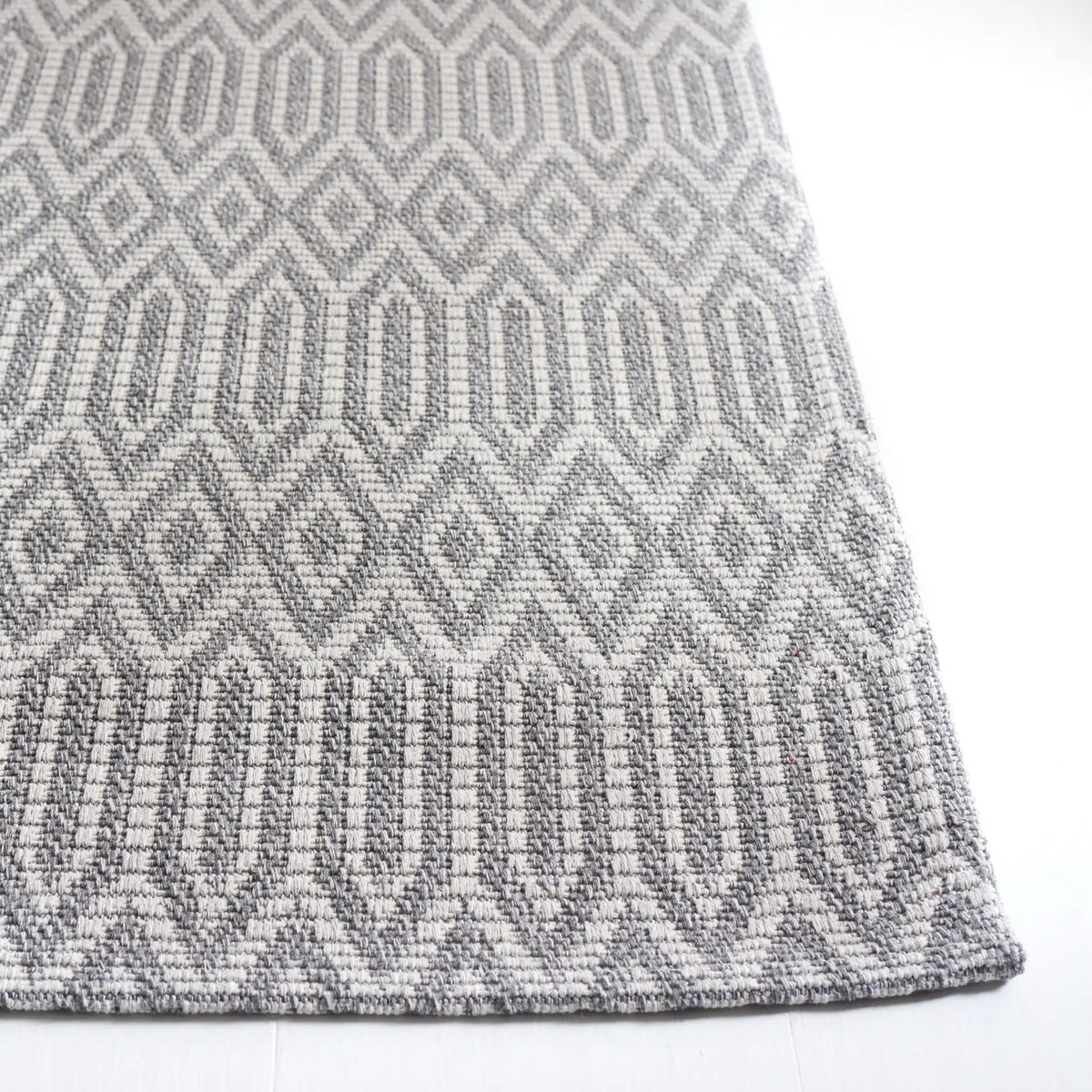 Safavieh Martha Stewart 5'-0" x 7'-0" Rug in Anthracite / Light Grey