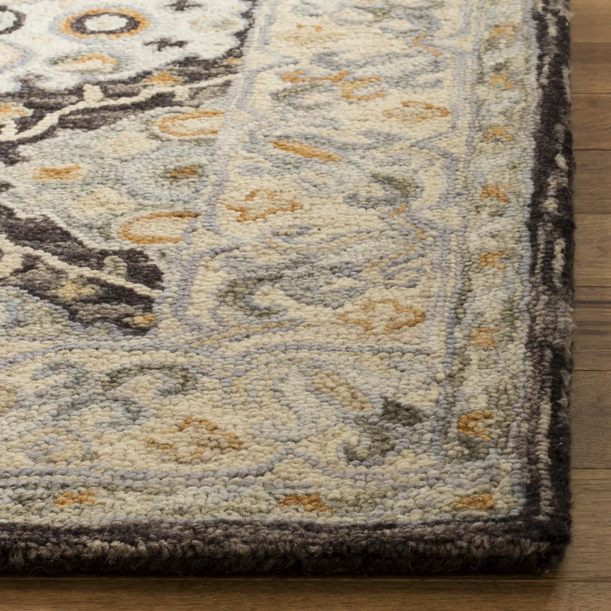 Safavieh Aspen 4'-0" x 6'-0" Rug in Beige / Brown