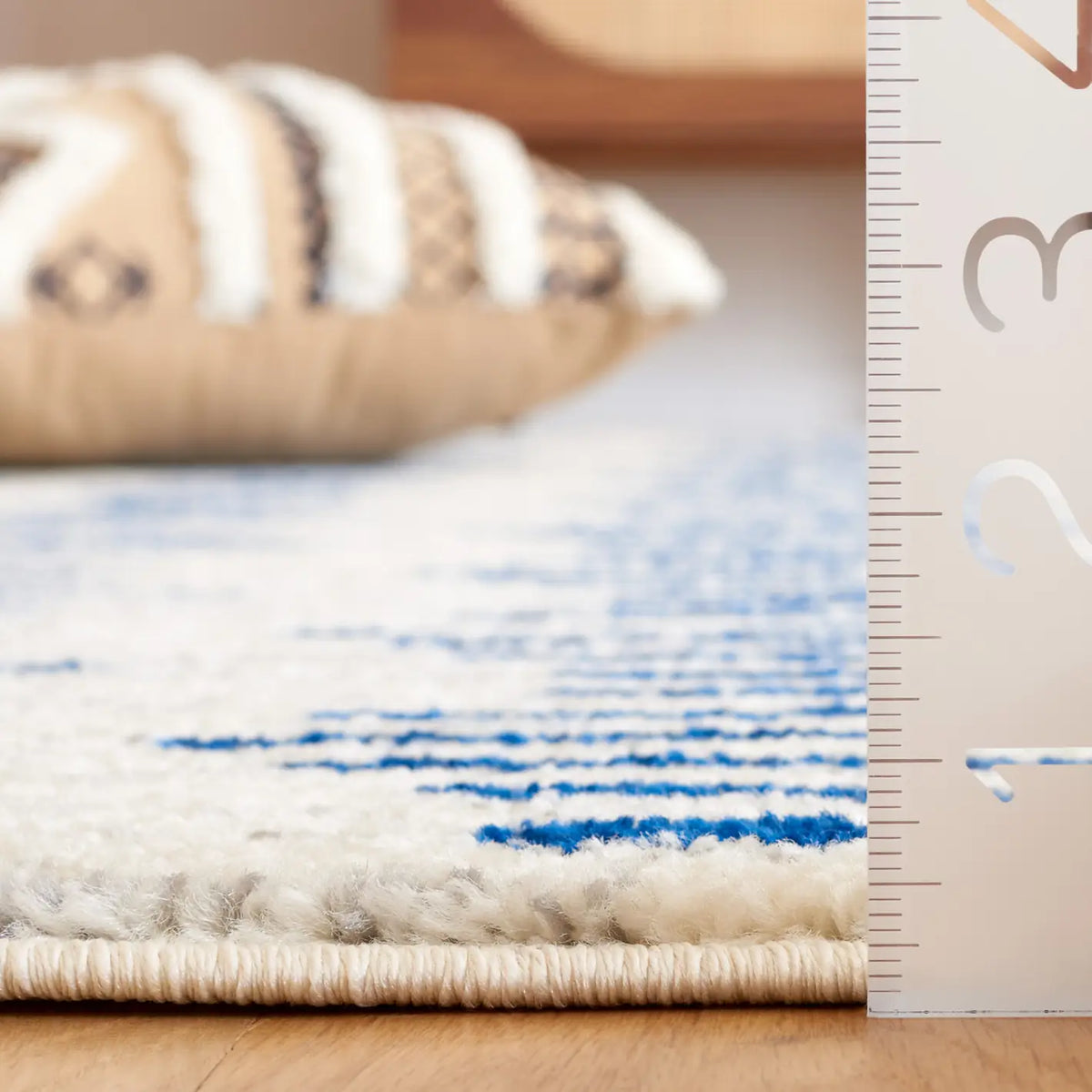 Safavieh Tulum 4'-5" x 6'-5" Rug in Ivory / Navy