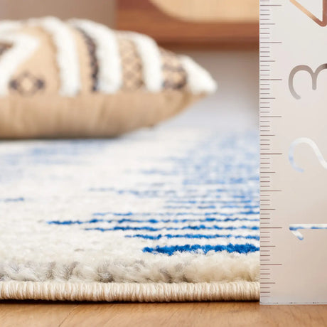 Safavieh Tulum 4'-5" x 6'-5" Rug in Ivory / Navy