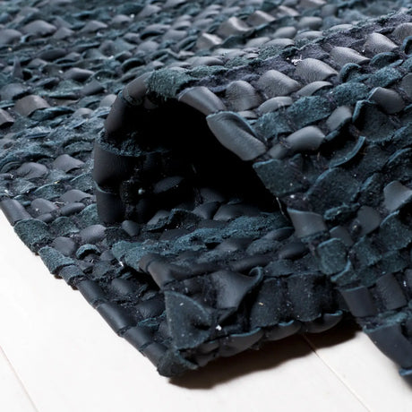 Safavieh Vintage Leather 4'-0" x 6'-0" Rug in Black / Ivory