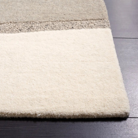 Safavieh Fifth Avenue 4'-0" x 6'-0" Rug in Ivory / Grey