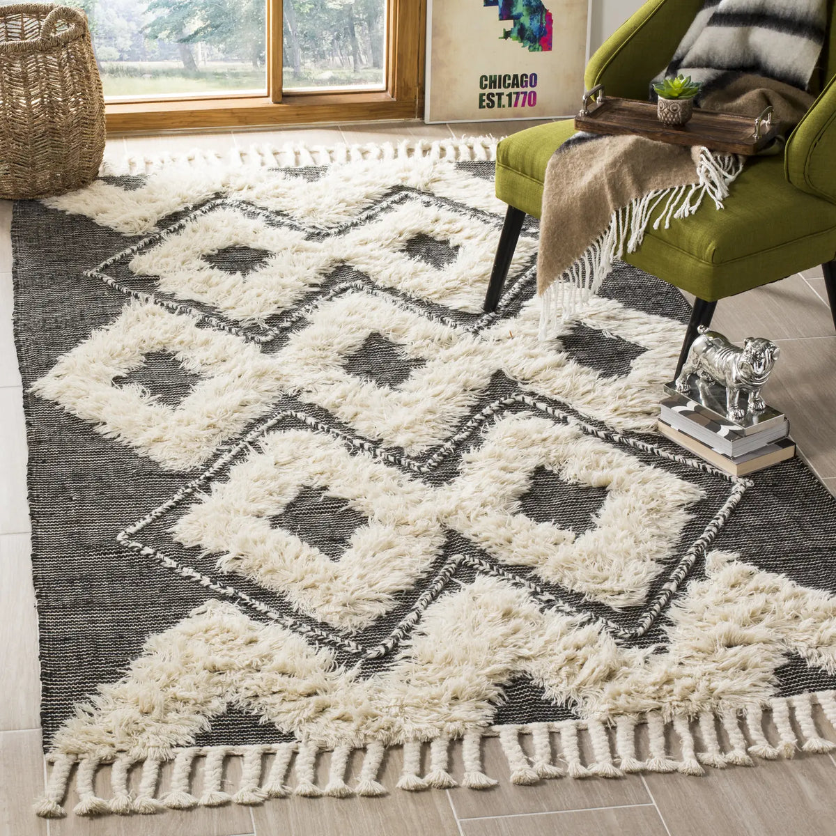 Safavieh Kenya 4'-0" x 6'-0" Rug in Black / Ivory