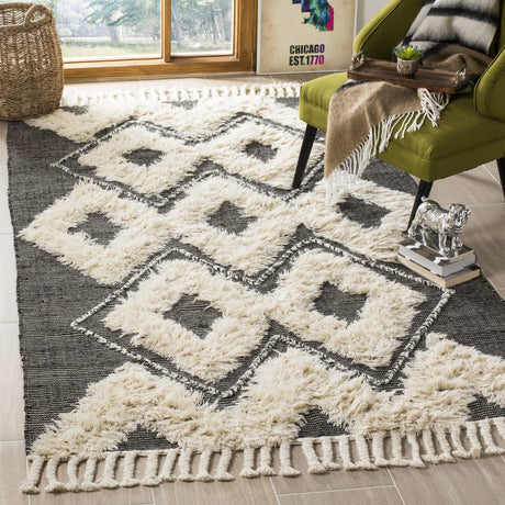 Safavieh Kenya 4'-0" x 6'-0" Rug in Black / Ivory
