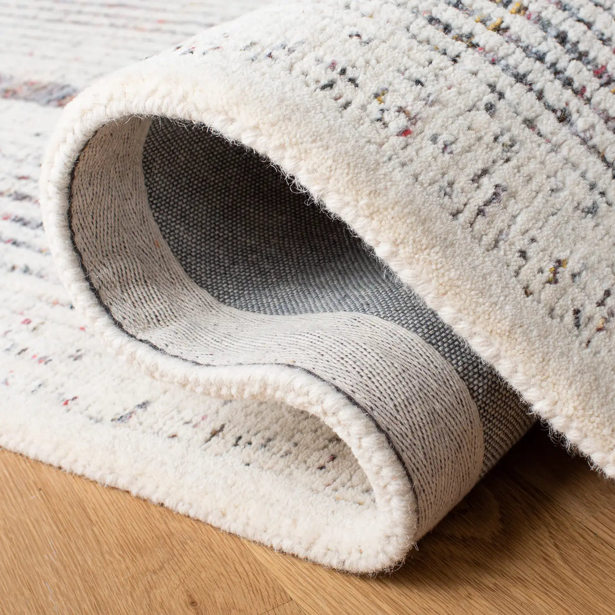 Safavieh Metro 4'-0" x 6'-0" Rug in Red / Ivory
