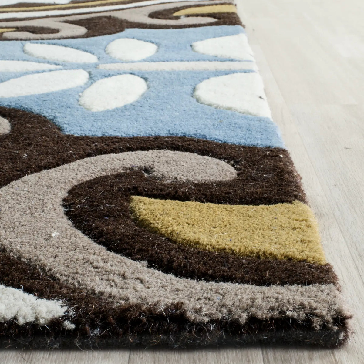 Safavieh Wyndham 6'-0" x 9'-0" Rug in Blue / Multi
