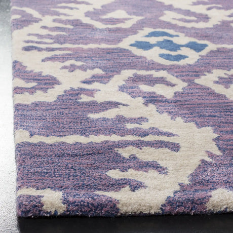 Safavieh Wyndham 5'-0" x 8'-0" Rug in Lavander / Ivory
