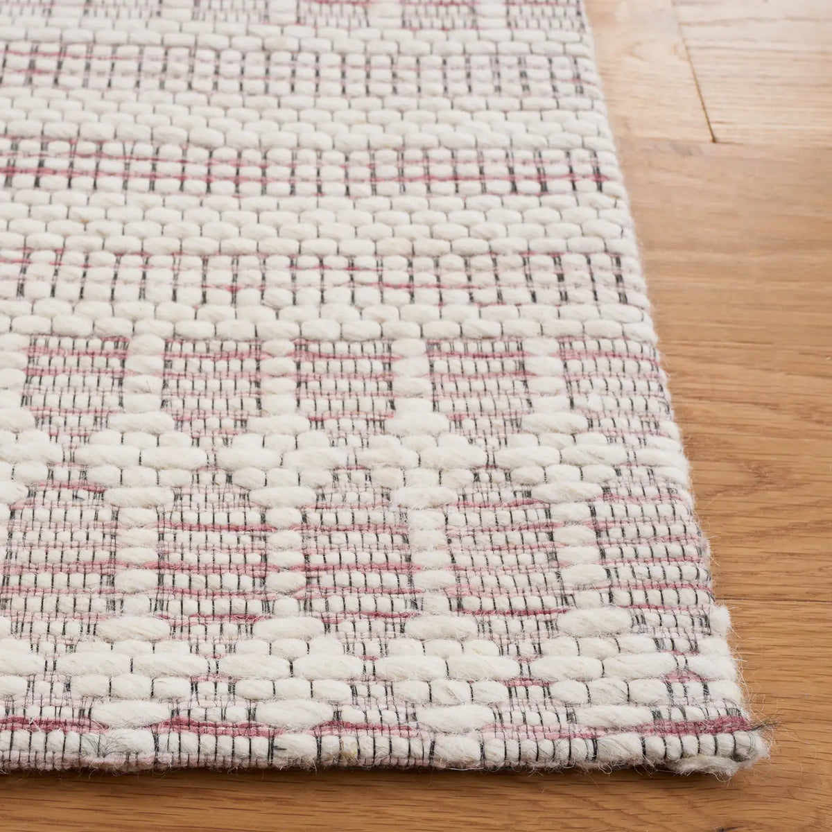 Safavieh Marbella 4'-0" x 6'-0" Rug in Pink / Ivory