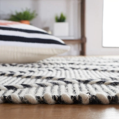Safavieh Vermont 4'-0" x 6'-0" Rug in Ivory / Black