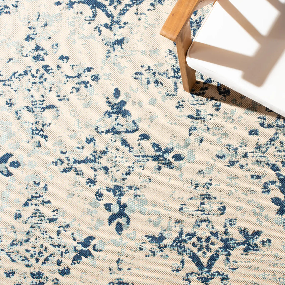 Safavieh Courtyard 4'-5" x 6'-5" Rug in Ivory / Navy