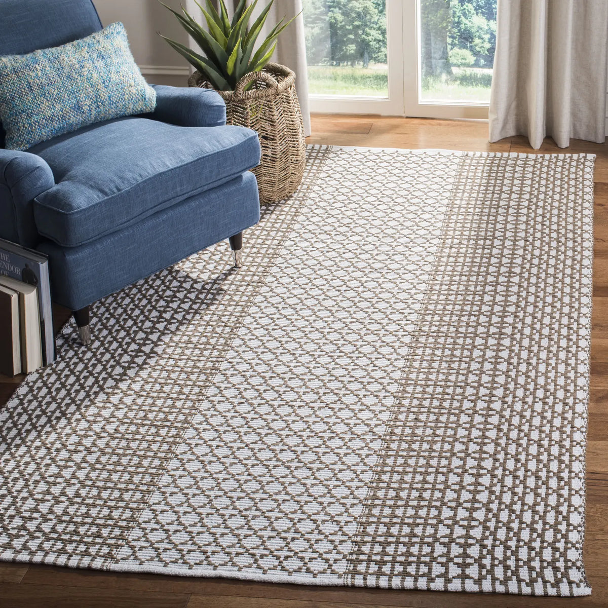 Safavieh Montauk 5'-0" x 8'-0" Rug in Taupe / Ivory