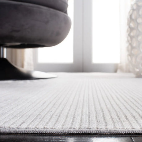 Safavieh Dream 4'-0" x 6'-0" Rug in Grey / Ivory
