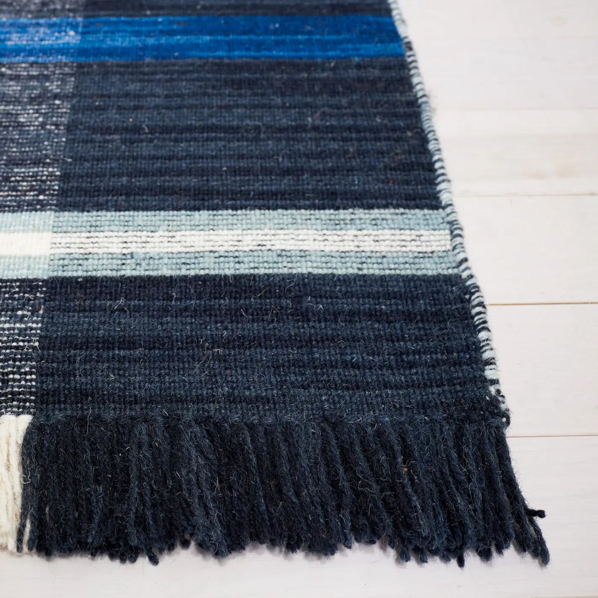 Safavieh Striped Kilim 4'-0" x 6'-0" Rug in Navy / Charcoal