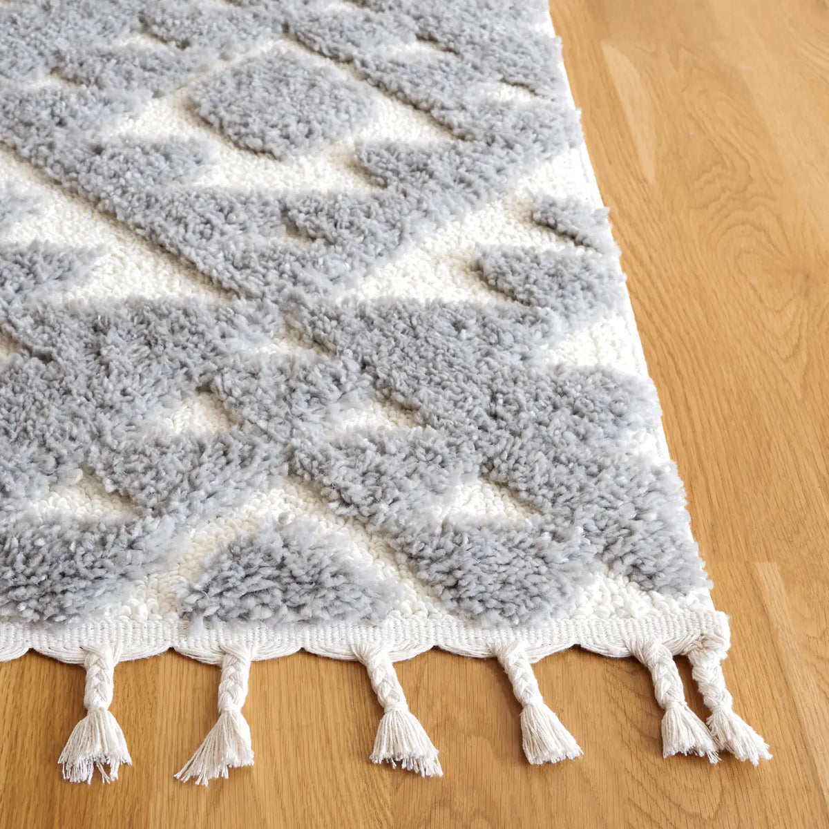 Safavieh Moroccan Tassel Shag 4'-0" x 6'-0" Rug in Grey / Ivory