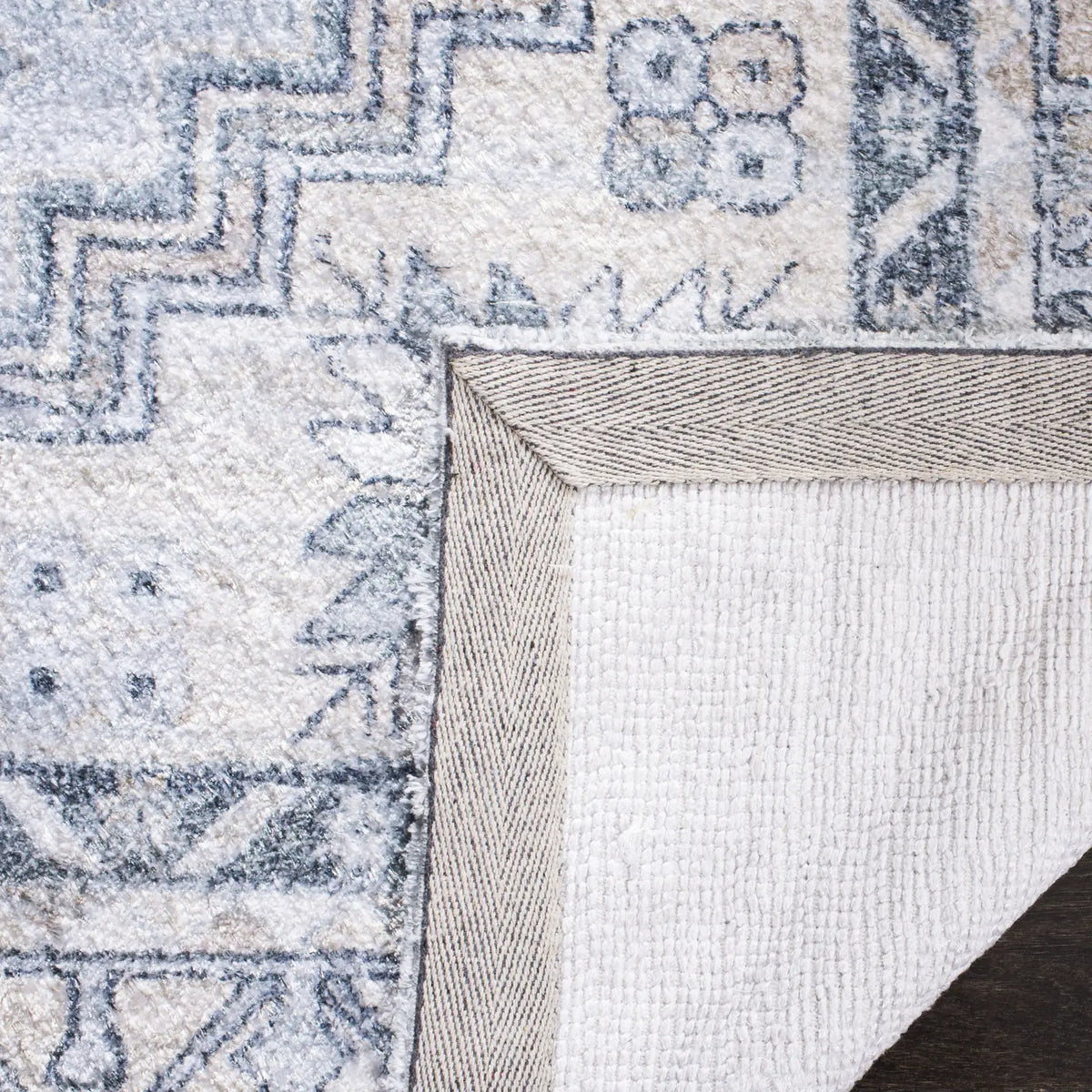 Safavieh Saffron 4'-0" x 6'-0" Rug in Grey / Ivory
