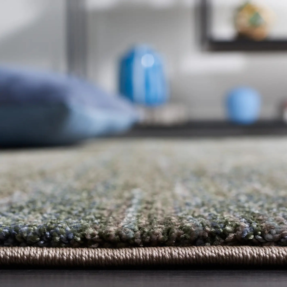 Safavieh Lasa 4'-0" x 6'-0" Rug in Green / Gold