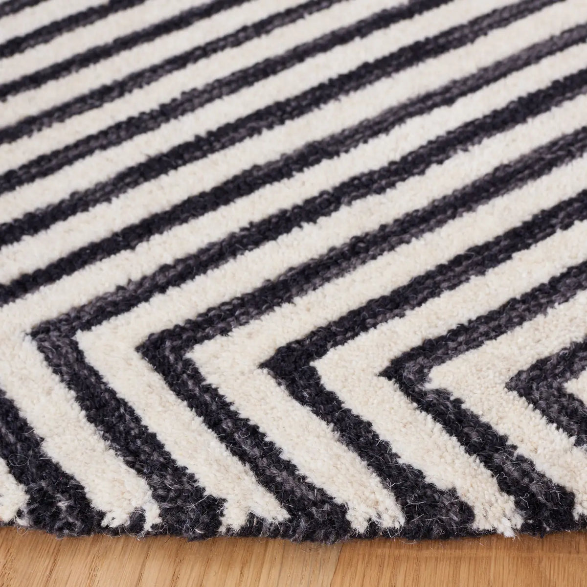 Safavieh Metro 5'-0" x 5'-0" Rug in Black / Beige