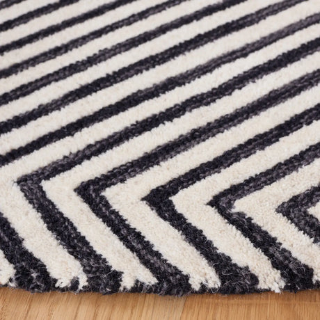 Safavieh Metro 5'-0" x 5'-0" Rug in Black / Beige