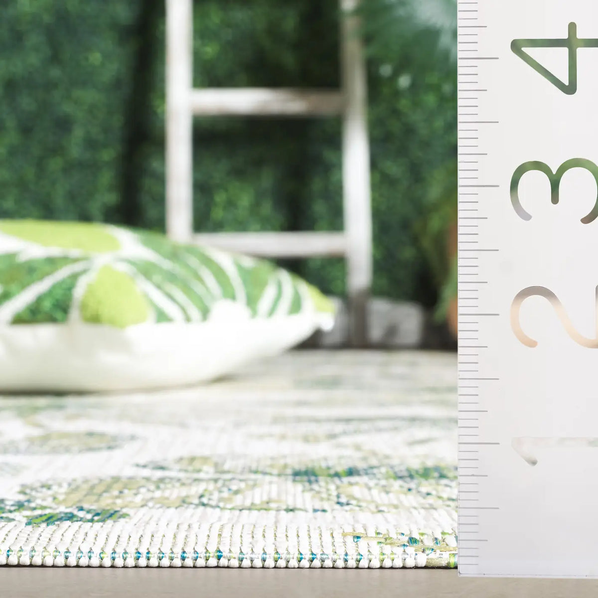 Safavieh Courtyard 4'-0" x 5'-7" Rug in Ivory / Green