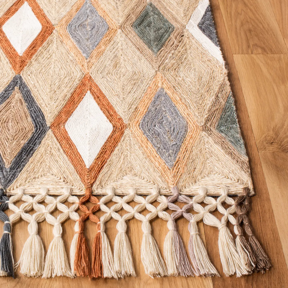 Safavieh Sahara 4'-0" x 6'-0" Rug in Beige / Rust