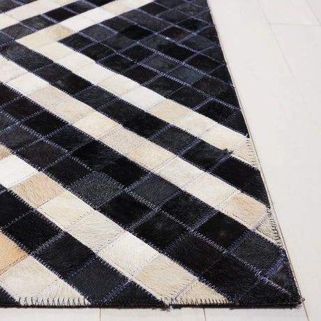 Safavieh Studio Leather 4'-0" x 6'-0" Rug in Black / Ivory