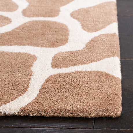 Safavieh Soho 3'-6" x 5'-6" Rug in Beige / Brown