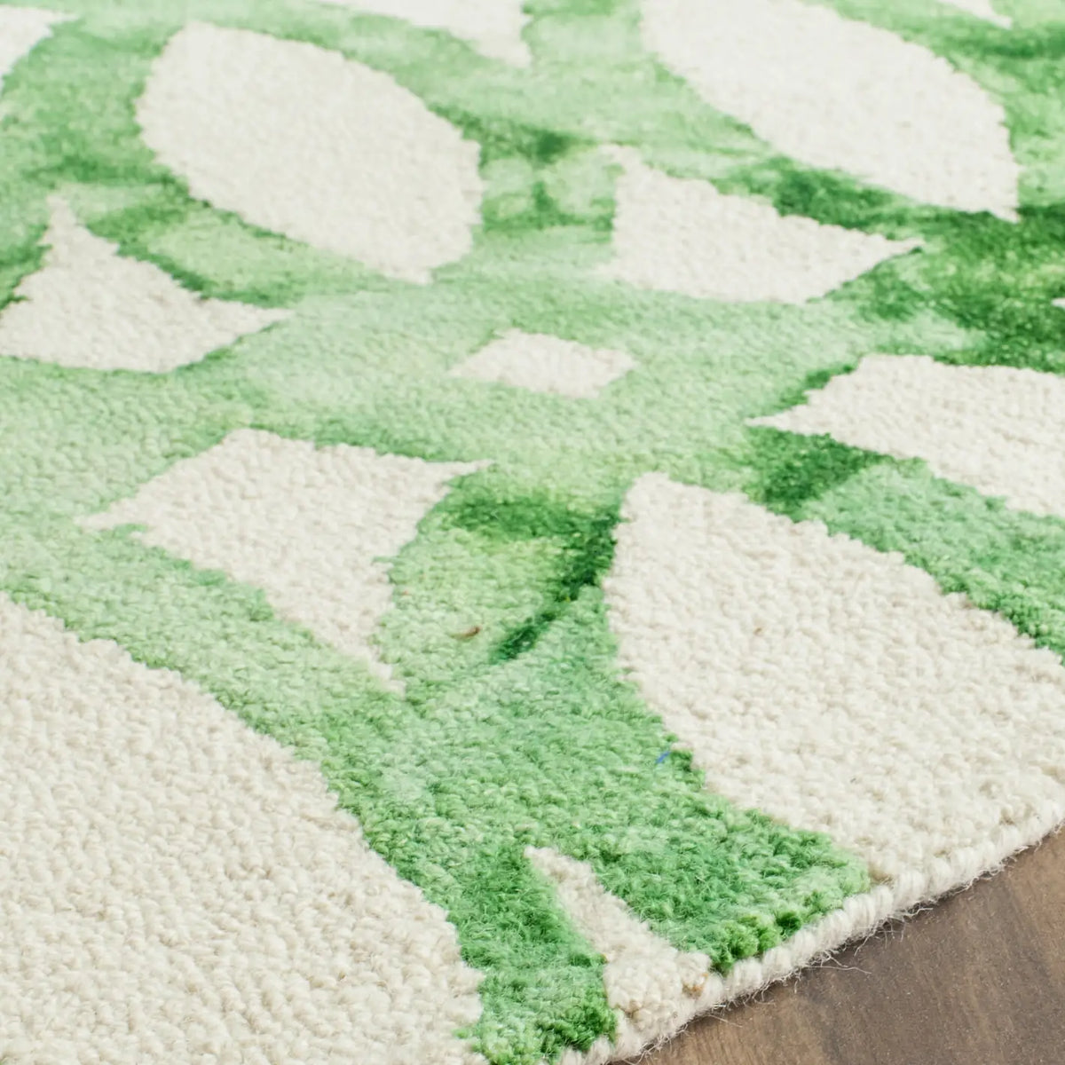 Safavieh Dip Dye 7'-0" x 7'-0" Rug in Ivory / Green