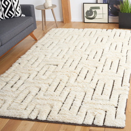 Safavieh Kenya 5'-0" x 8'-0" Rug in Ivory / Brown