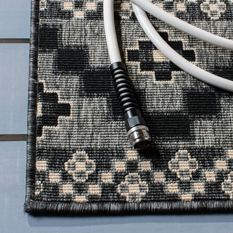 Safavieh Veranda 6'-7" x 9'-6" Rug in Black / Beige
