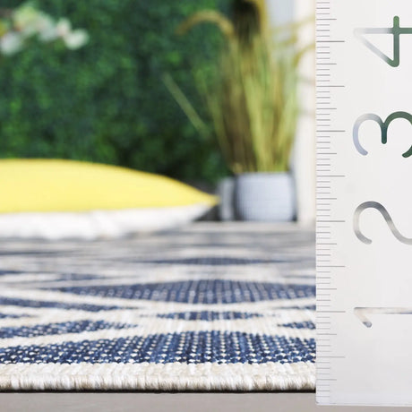 Safavieh Beach House 4'-0" x 6'-0" Rug in Blue / Ivory