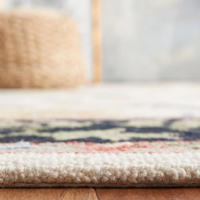 Safavieh Chelsea 3'-9" x 5'-9" Rug in Ivory / Black