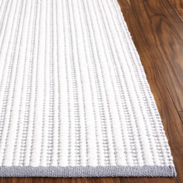 Safavieh Vermont 4'-0" x 6'-0" Rug in Grey / Ivory