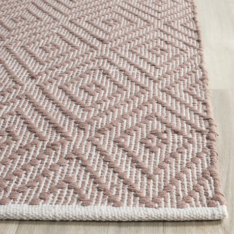 Safavieh Montauk 5'-0" x 7'-0" Rug in Beige / Ivory