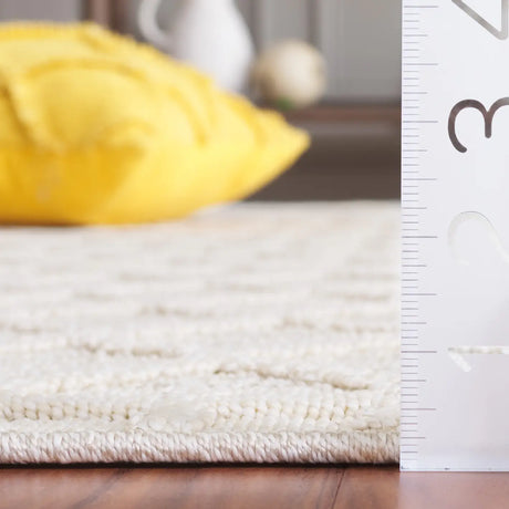 Safavieh Paros 4'-0" x 6'-0" Rug in Ivory