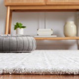 Safavieh Ebony 4'-0" x 6'-0" Rug in Natural / Ivory
