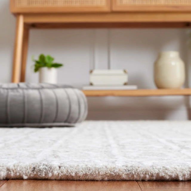 Safavieh Ebony 4'-0" x 6'-0" Rug in Natural / Ivory