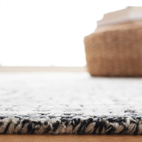 Safavieh Glamour 4'-0" x 6'-0" Rug in Black / Ivory