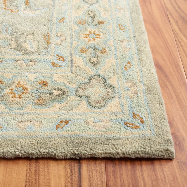 Safavieh Heritage 4'-0" x 6'-0" Rug in Green / Ivory