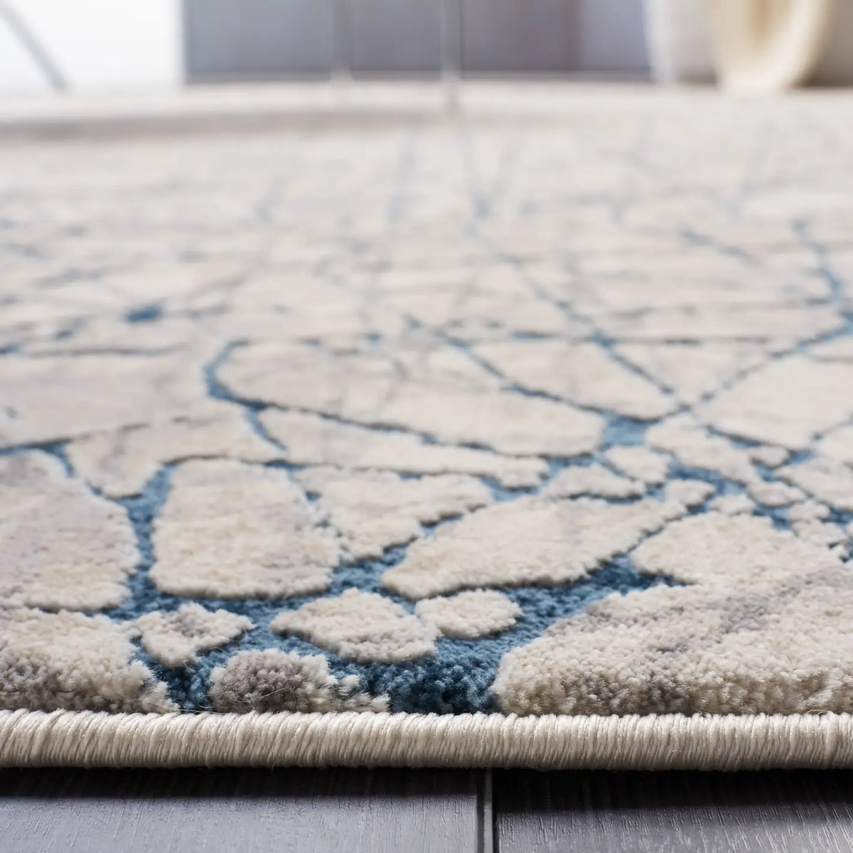 Safavieh Meadow 4'-0" x 6'-0" Rug in Navy / Ivory