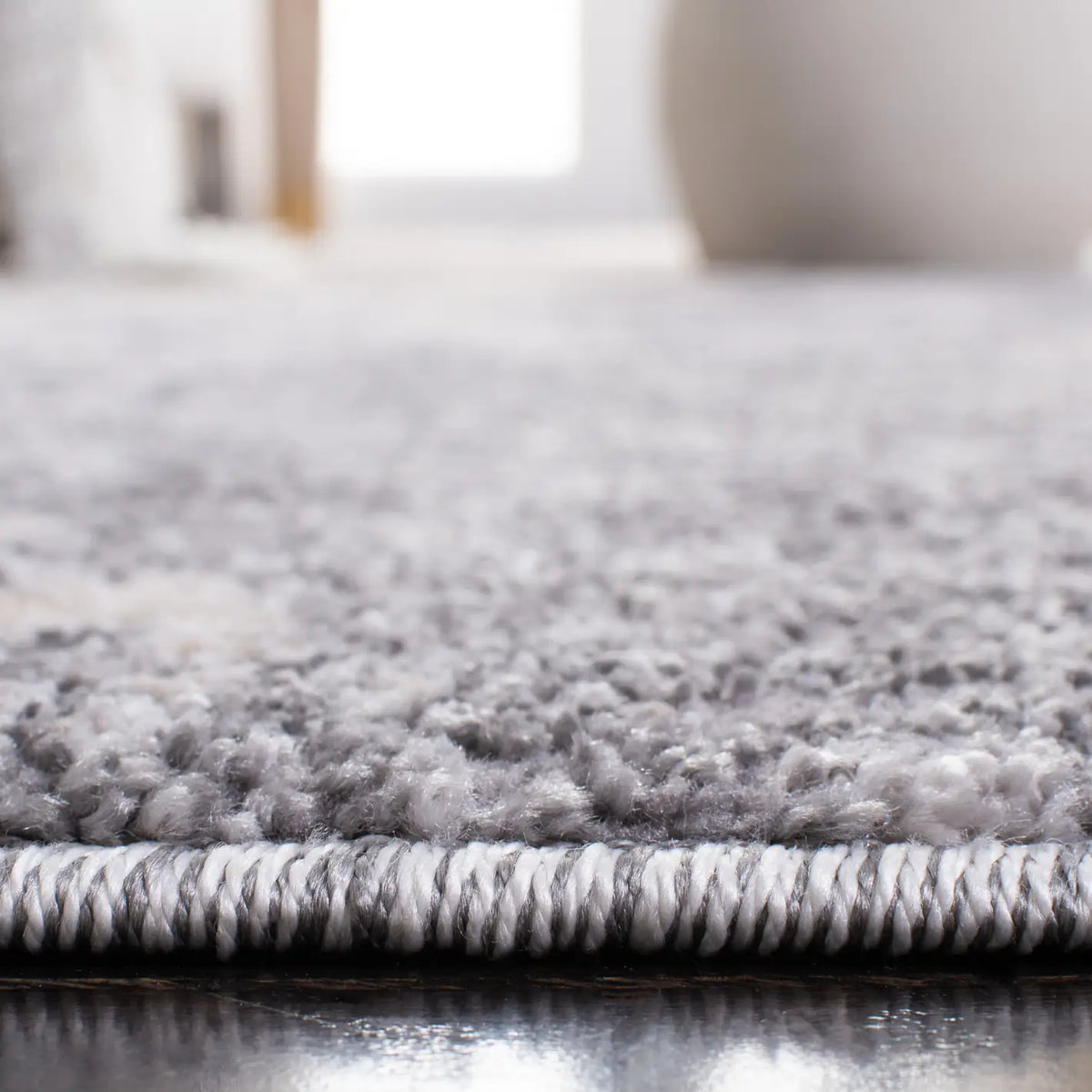 Safavieh Aston 4'-0" x 6'-0" Rug in Light Grey / Grey