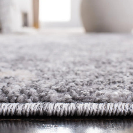 Safavieh Aston 4'-0" x 6'-0" Rug in Light Grey / Grey