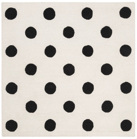 Safavieh Safavieh Kids 5'-0" x 5'-0" Rug in Ivory / Black