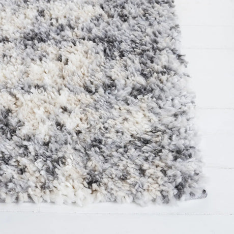 Safavieh Berber Shag 4'-5" x 6'-5" Rug in Grey / Ivory
