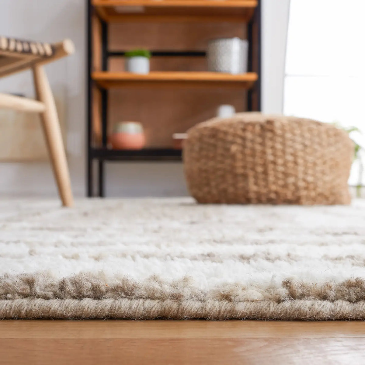 Safavieh Casablanca 4'-0" x 6'-0" Rug in Ivory / Light Brown