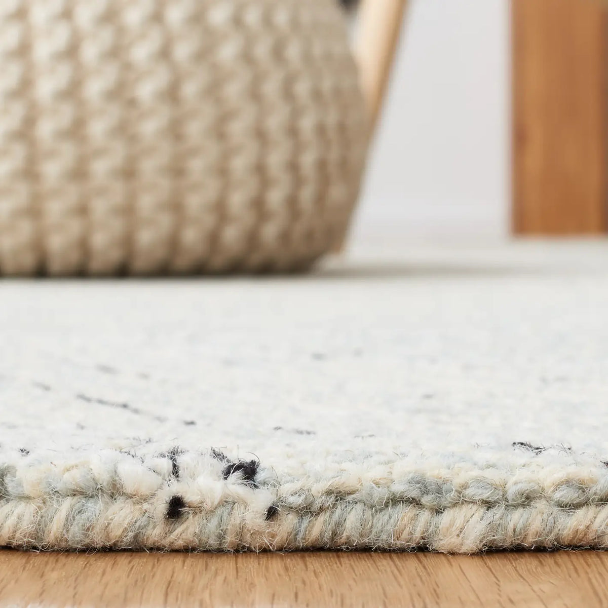 Safavieh Metro 4'-0" x 6'-0" Rug in Light Blue / Ivory