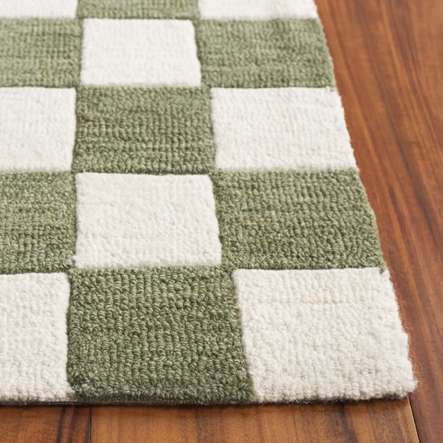Safavieh Ebony 4'-0" x 6'-0" Rug in Green / Ivory