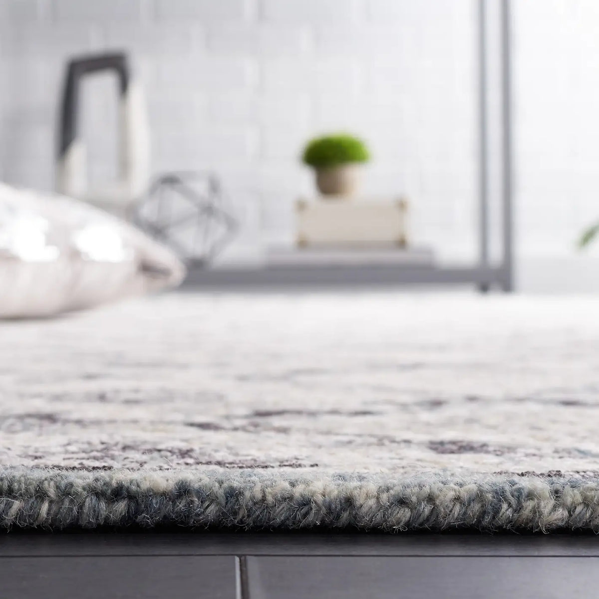 Safavieh Soho 4'-0" x 6'-0" Rug in Grey / Ivory