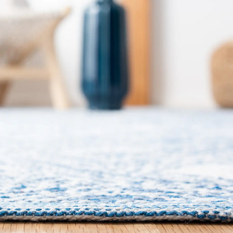 Safavieh Montauk 5'-0" x 8'-0" Rug in Blue / Ivory